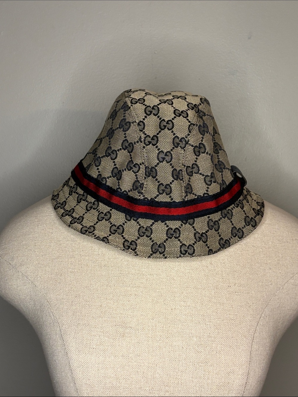 Gucci Beige GG Supreme Bucket Hat with Red and Blue Web Stripe